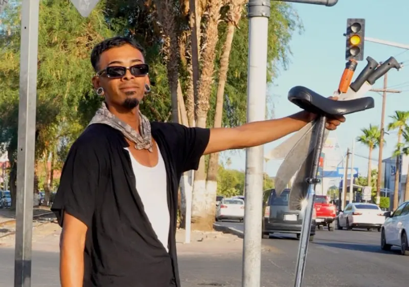 Bajo el sol de Mexicali, Yosshua convirtió los cruceros de las calles en su escenario