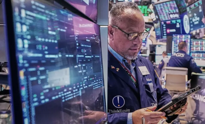 Wall Street cierra con ganancias, a la esperanza de un acuerdo de paz entre EU e Irán: ¿Cómo cotiza HOY?