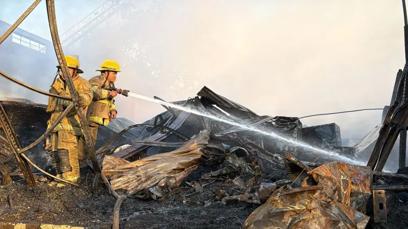 Se incendian bodegas con materiales inflamables en carretera Mérida–Umán