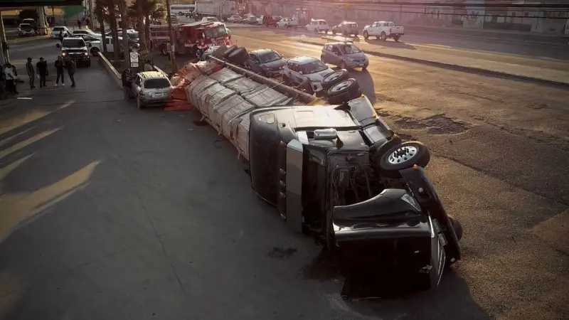 Tráiler vuelca sobre la carretera libre Tijuana-Tecate
