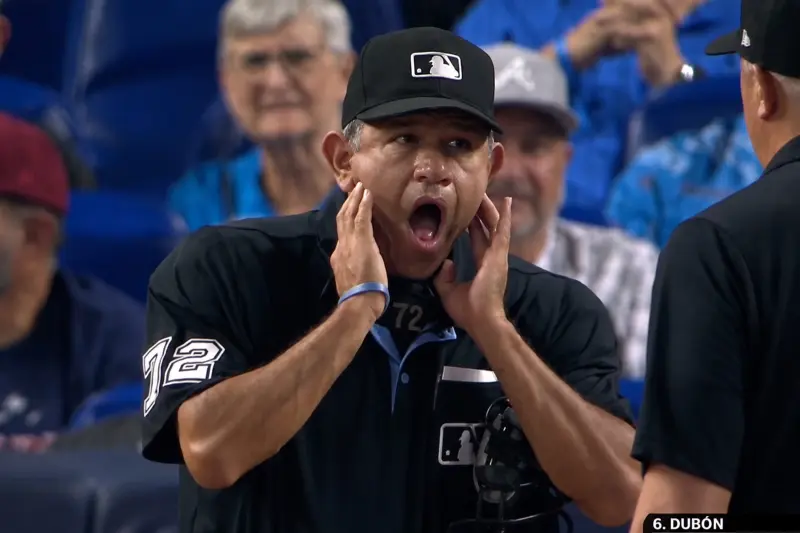 Umpire mexicano Alfonso Márquez abandona juego de MLB tras recibir foul de 95 mph en la careta