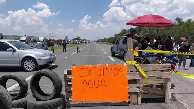 La carretera 57 en Querétaro es bloqueada para exigir abasto de agua