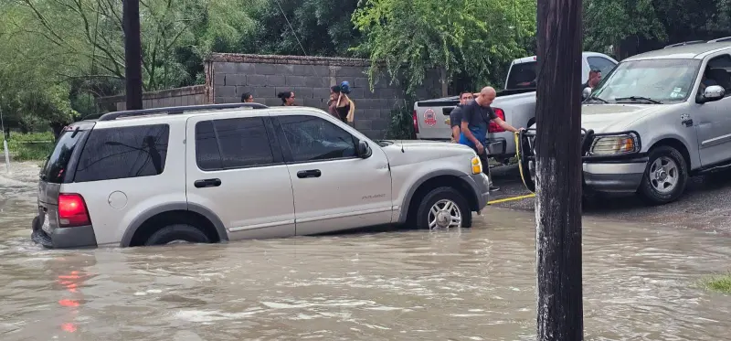 Rescatan policías a familia arrastrada por arroyo en Piedras Negras