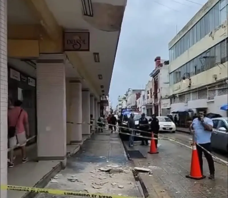 Desprendimiento de cornisa provoca cierre parcial en el centro de Mérida