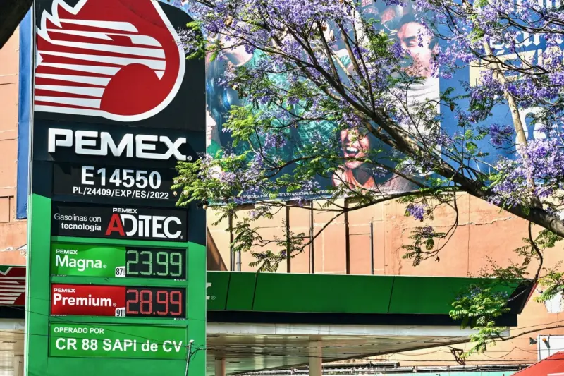 Juan Carlos Carpio recibe un Pemex presionado por deuda, refinación y accidentes