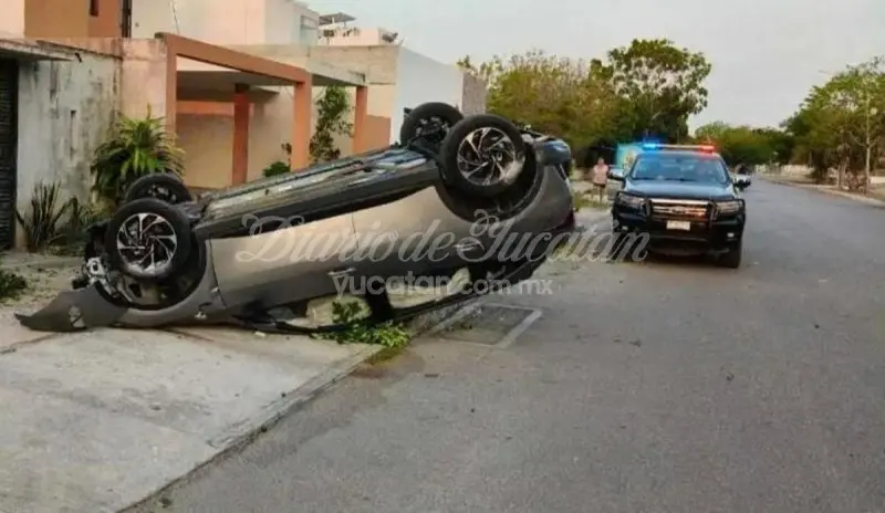 Volcadura en Los Héroes: conductor alcoholizado choca contra un árbol