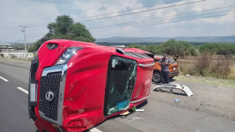 Se salvan tripulantes de camioneta en volcadura en Apaseo el Alto