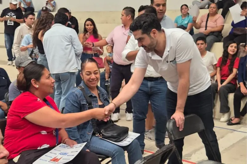 Agustín Dorantes conversa con habitantes del municipio de Pedro Escobedo