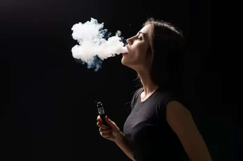 No era humo inocuo: el vapeo deja su primer caso de hemorragia pulmonar en España