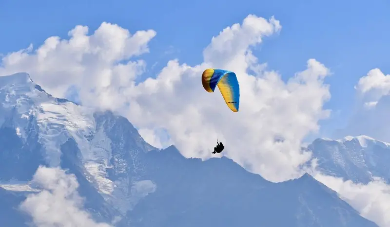 Sobrevive parapentista tras choque con avioneta en Austria