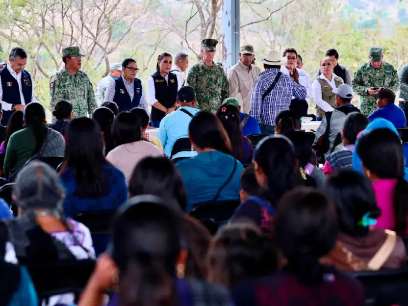 Piden ayuda por asedio de civiles armados