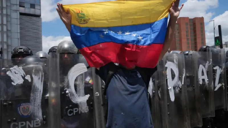 Estudiantes salen a las calles de Venezuela en protesta por la muerte de preso político y su madre