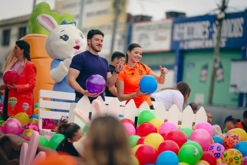 Encabezan Samuel García y Mariana Rodríguez desfile por el Día de la Niñez