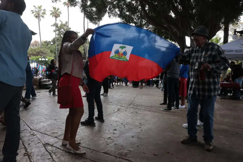 Haitianos celebran en Tijuana ‘Día de la Bandera’
