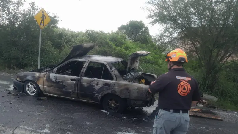 Atienden Bomberos incendio de automóvil en carretera a San Mateo
