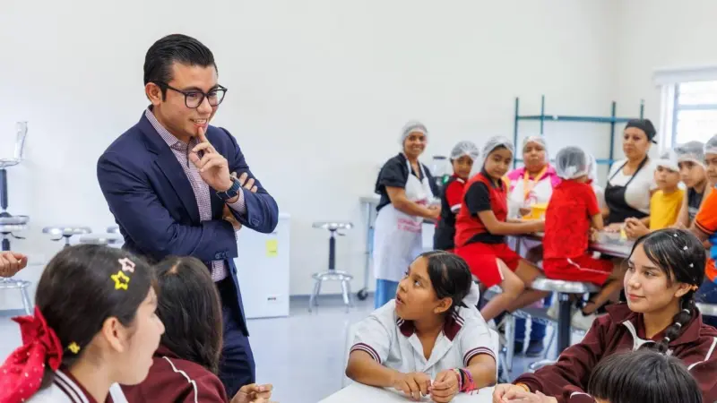 Realiza Félix Arratia gira por centros comunitarios en la región citrícola