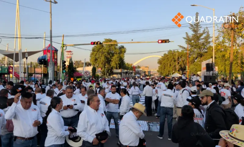 Marchan en Pachuca miles de docentes por unidad gremial