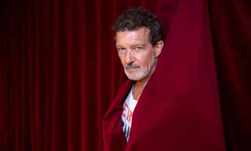 Rechaza Banderas rumores de ruina y reivindica su proyecto teatral