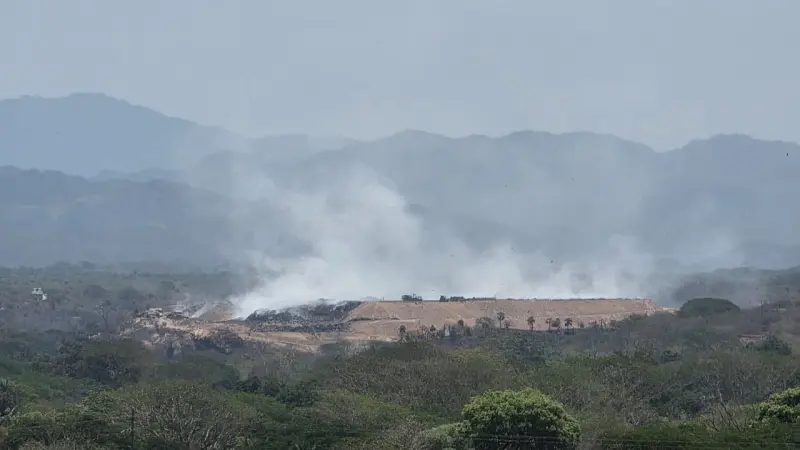 Continúa enfriamiento en incendio de vertedero en Puerto Vallarta