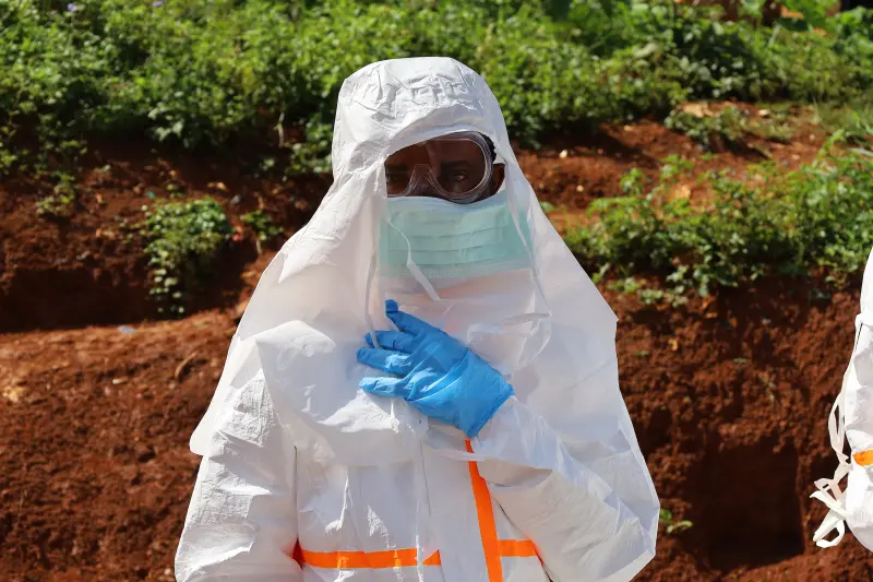 Brote de ébola en República Democrática del Congo avanza más rápido que la respuesta médica, alerta la OMS tras reportar 220 muertes sospechosas y expansión a Uganda