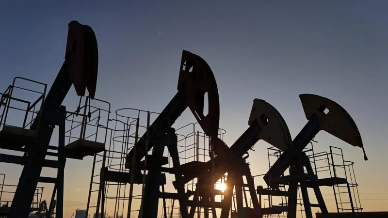 Petróleo Brent sube 2% y WTI baja más de 4 dólares tras ataques de EU contra Irán