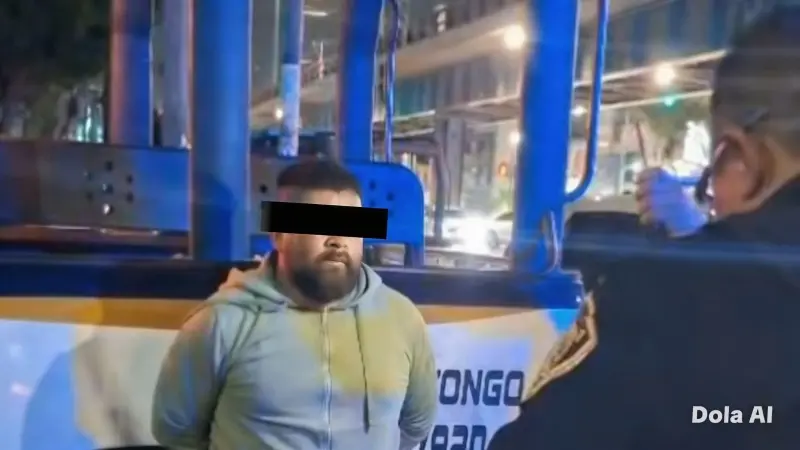 Atoran a presunto asaltante tras ataque armado en combi hacia Acatitla