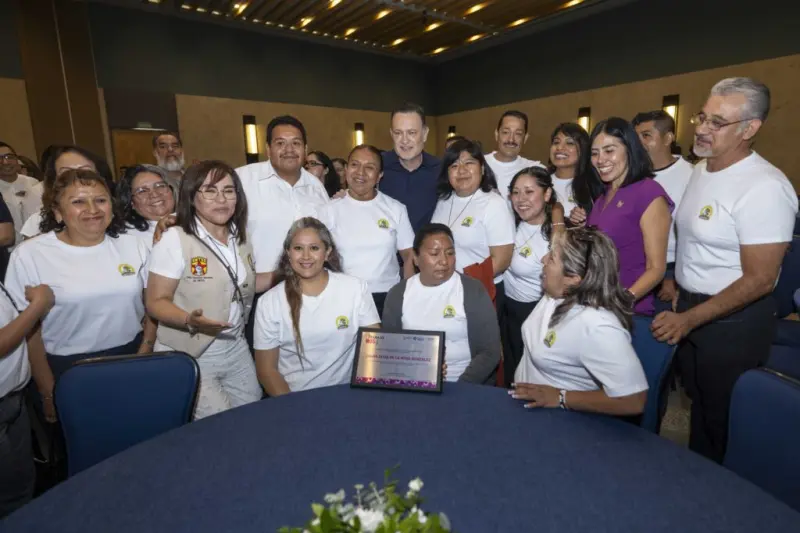 Galardonan a colaboradores en el Día del Trabajo