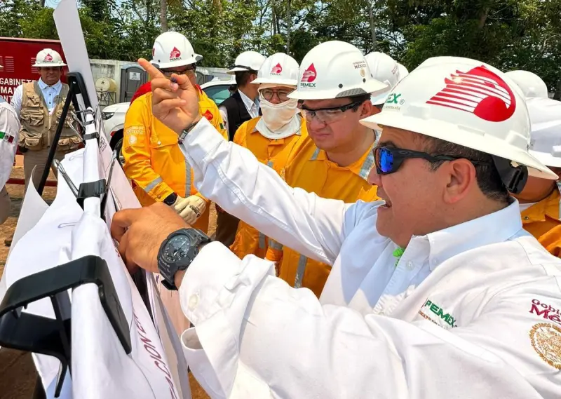 Supervisa director de Pemex obras estratégicas en campo petrolero de Tabasco