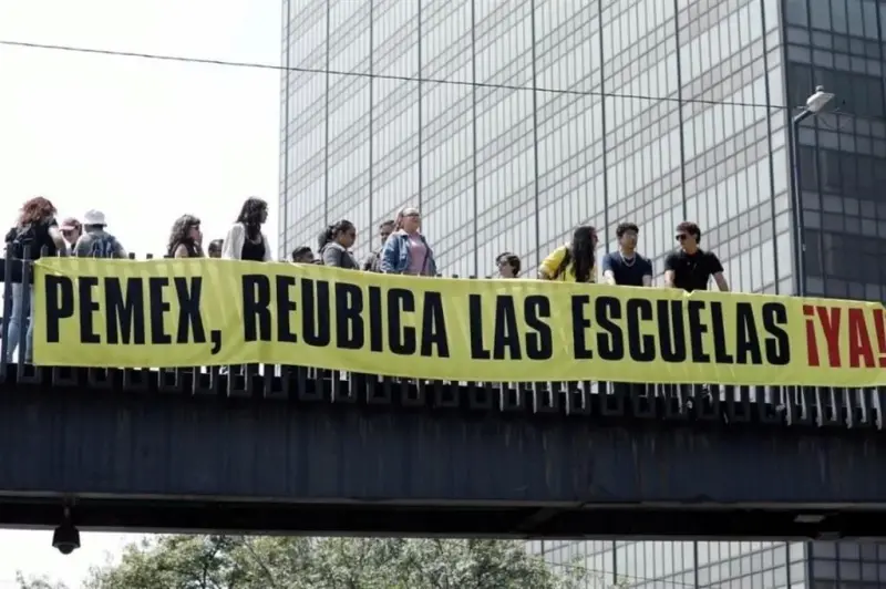 Prometen reubicar escuelas vecinas de refinería en Tabasco