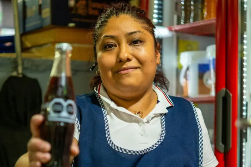 México endureció el impuesto al refresco para combatir obesidad; las tienditas ahora pagan el costo
