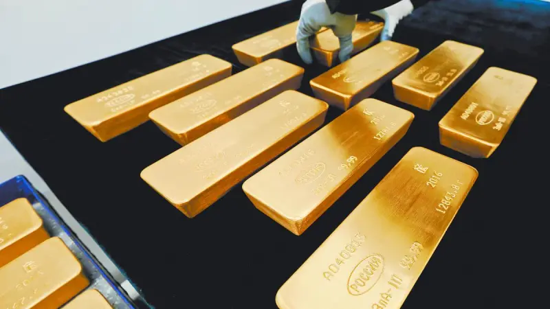 Oro sube mientras bajan bonos y precio del petróleo