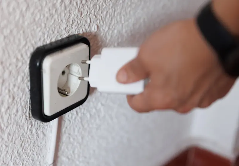 Fuga térmica y cortocircuitos: Lo que le pasa a tu celular si lo cargas con un adaptador hirviendo