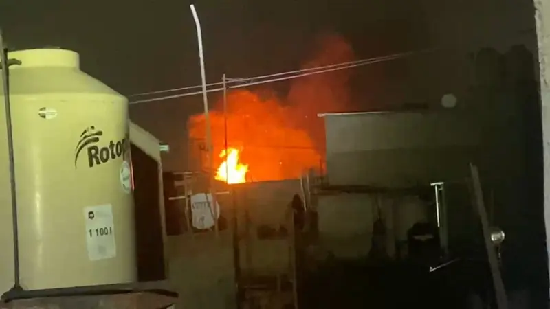 Explota transformador y causa incendio en Neza; deja a calles sin luz
