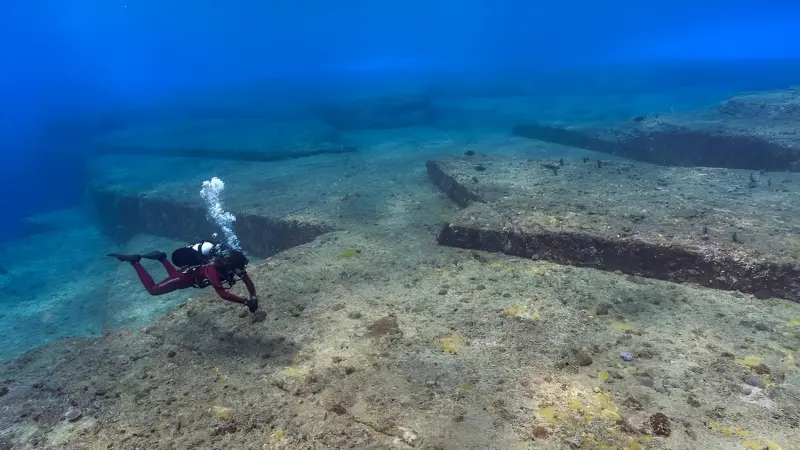 Cinco buceadores italianos mueren en Maldivas tras accidente en cueva submarina; estaban realizando una exploración que superaba los límites de profundidad recomendados