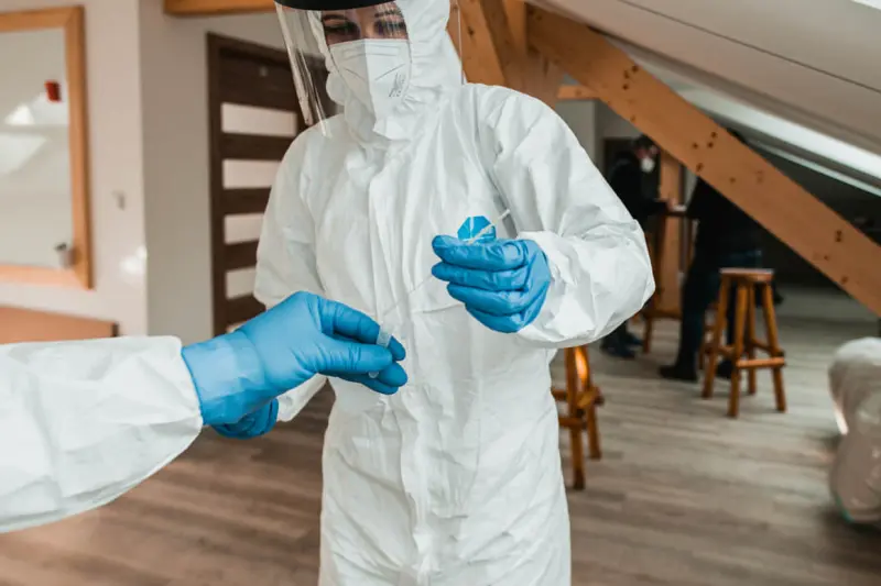 Reportan estable a médico de EU con ébola; su familia da negativo