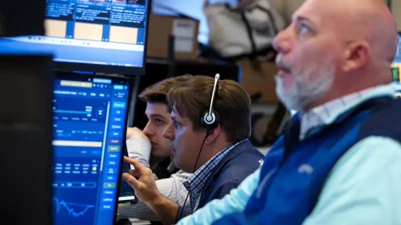 Wall Street opera con pérdidas; acciones de tecnológicas encabezan las caídas