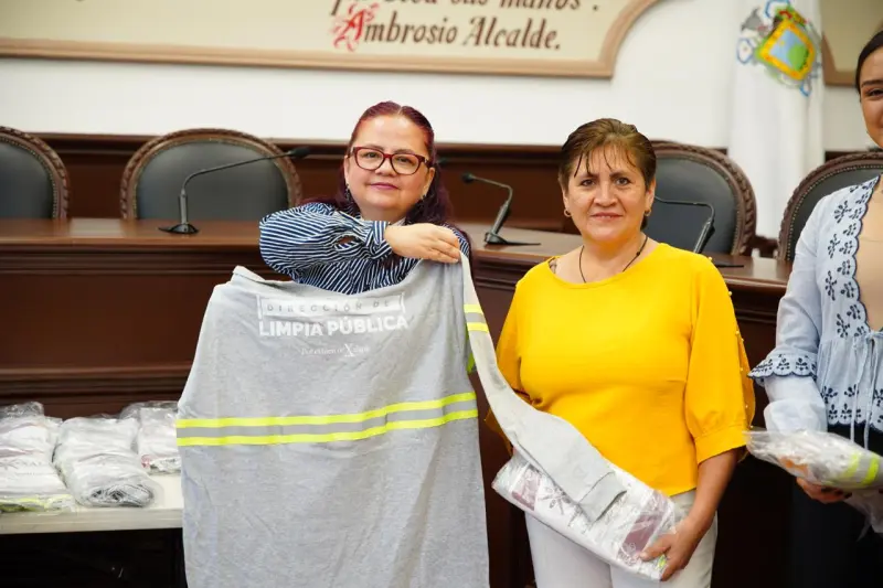 Trabajadoras de Limpia Pública de Xalapa reciben uniformes