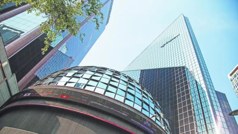 Bolsa mexicana perfila tercer avance consecutivo; destacan acciones de Volaris