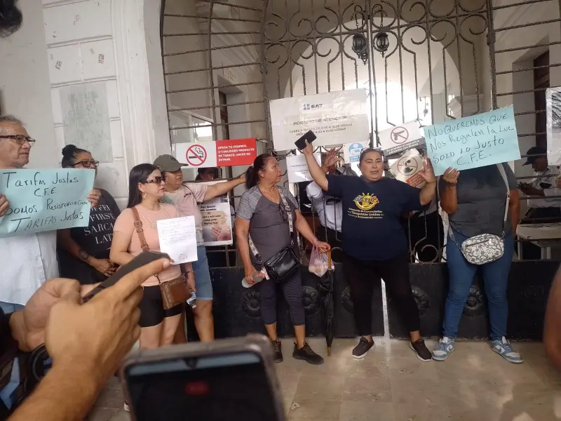 Usuarios de la CFE llevan protesta por altos cobros a las oficinas del SAT en Mazatlán