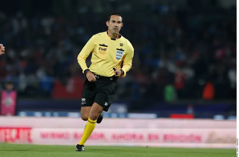 Aficionados de Chivas agreden a César Arturo Ramos tras partido de semifinales