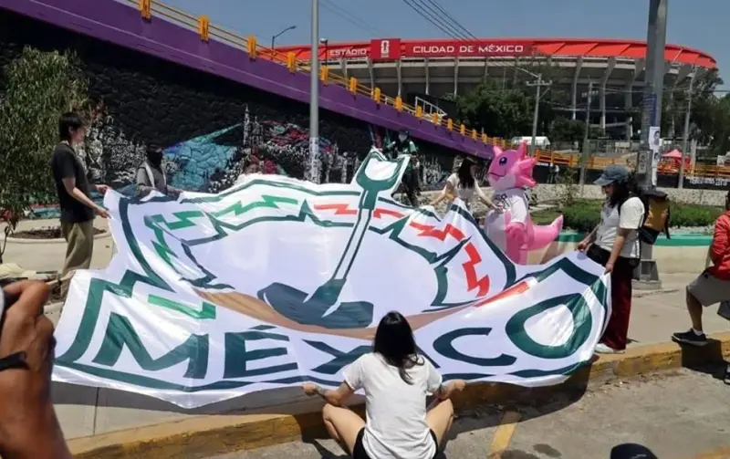 Protestan por desaparecidos frente al Estadio Ciudad de México