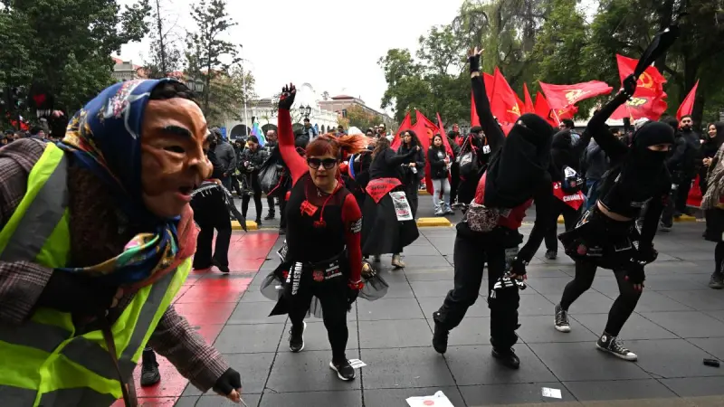 Enfrentamientos y detenidos en marcha por el Día del Trabajo en Chile