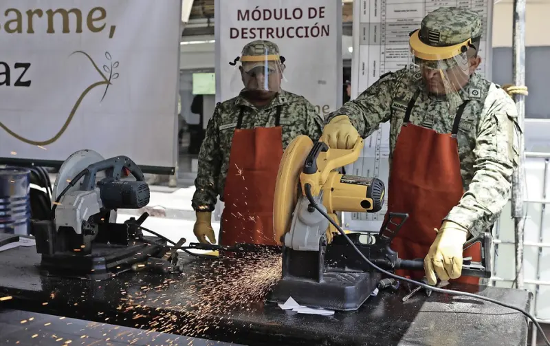 Avanza desarme, resalta canje de AR-15