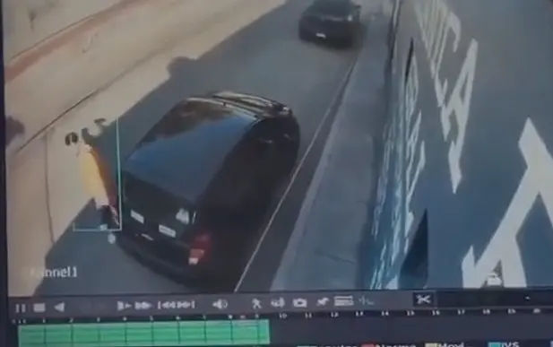 Exhiben a conductor dejando su basura en la calle en Hércules