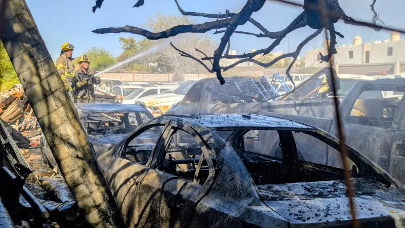 Incendio consume vehículos de la Fiscalía en Hermosillo; 15 evacuados por riesgo a negocios cercanos