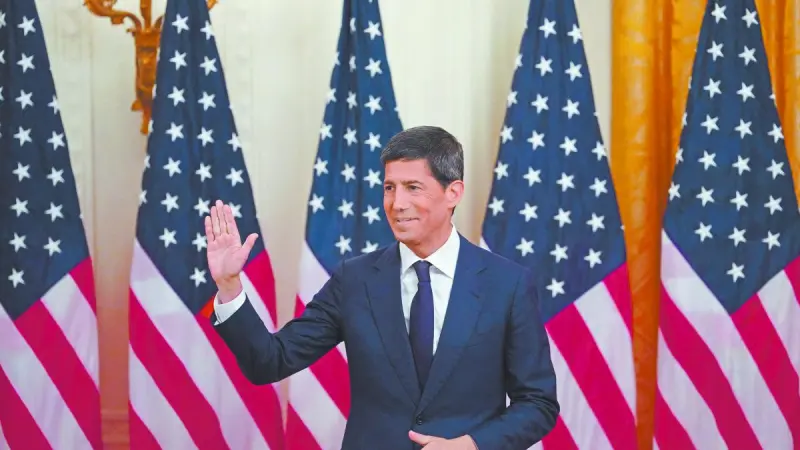 Warsh asume el mando de la Fed en medio de presiones por alzas de tasas