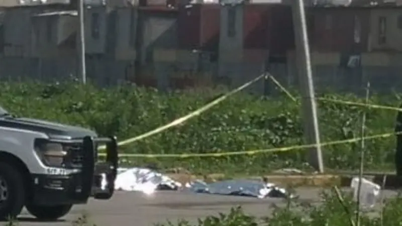 ¡Escena de horror! Abandonan dos cuerpos envueltos en plástico en Tecámac