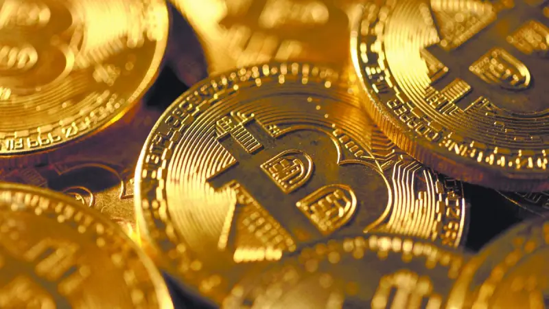 Bitcoin cayó por debajo de los 77,000 dólares