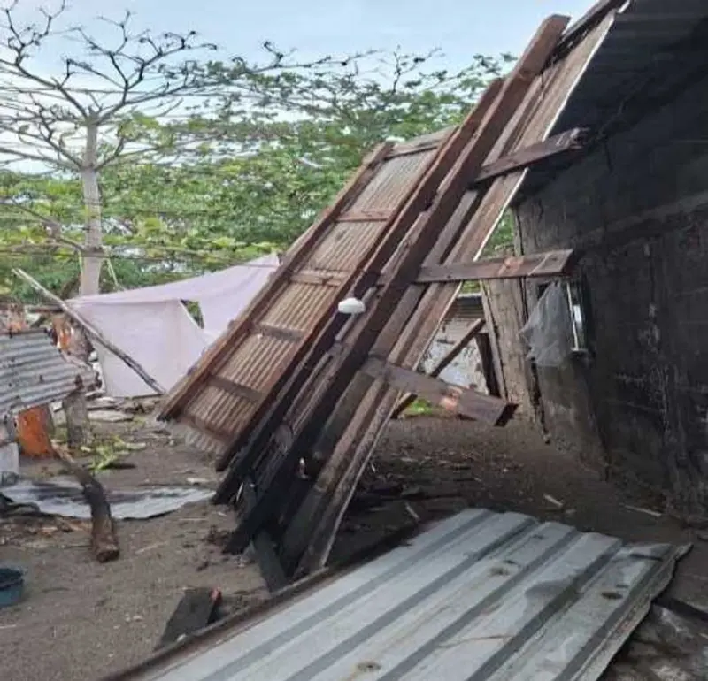 Vientos y lluvia derriban palapas en Boca del Cielo, Tonalá