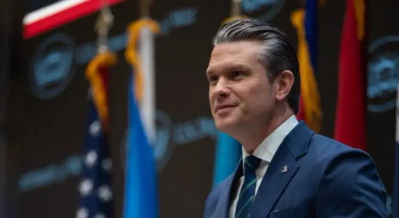 Interrumpen comparecencia de Hegseth en el Congreso: criminal de guerra